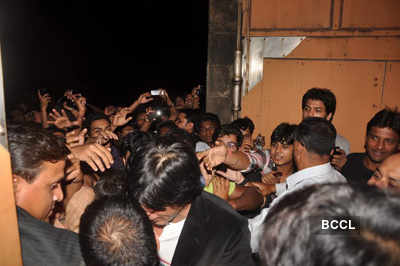 SRK meet fans on his b'day