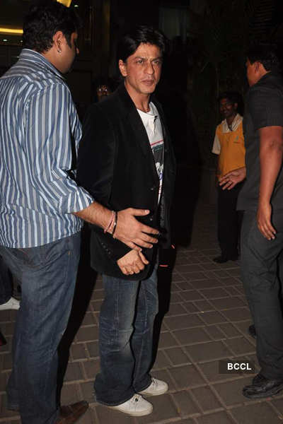 SRK spotted at airport
