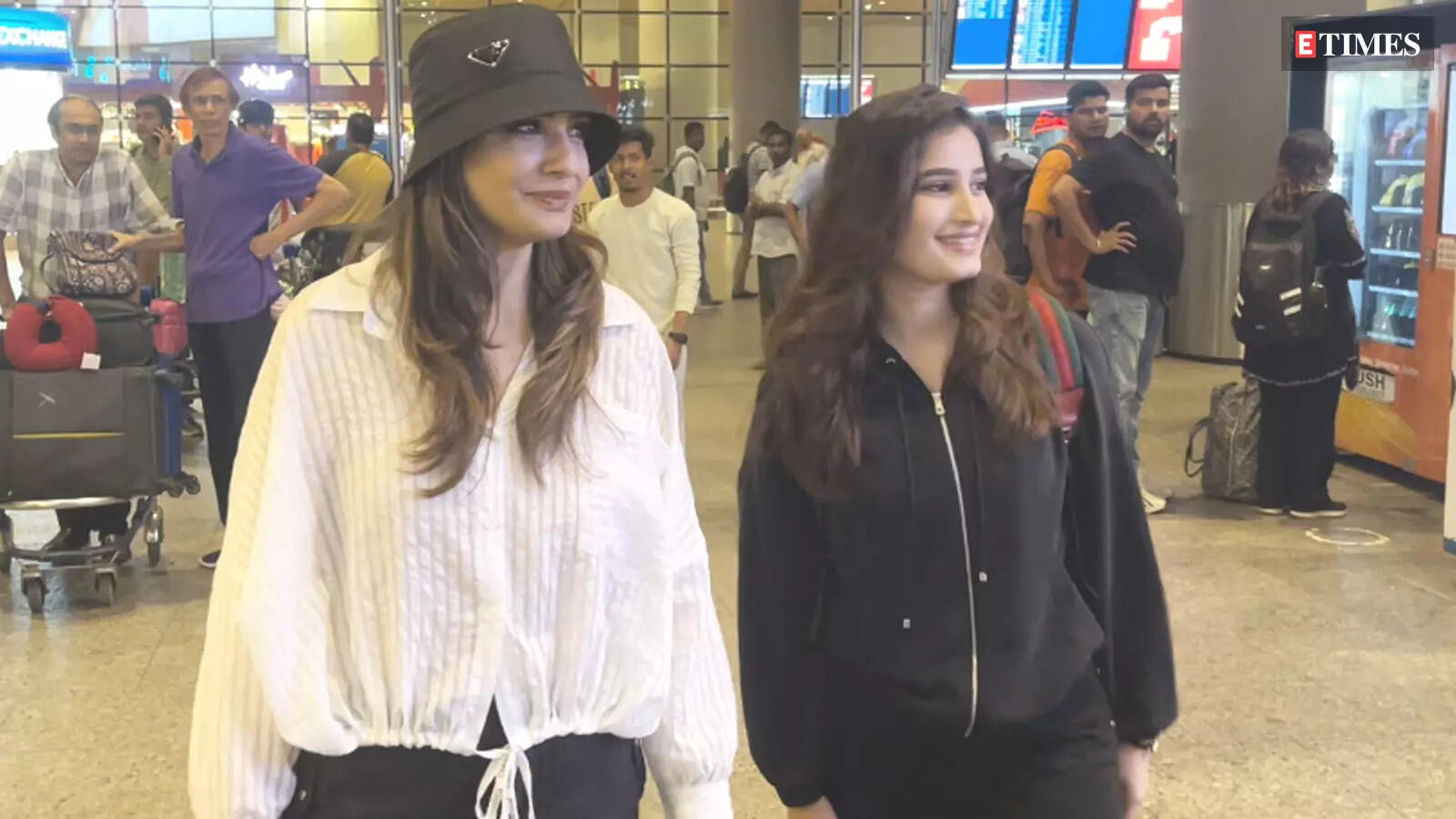 like-mother-like-daughter-raveena-tandon-and-rasha-thadani-caution