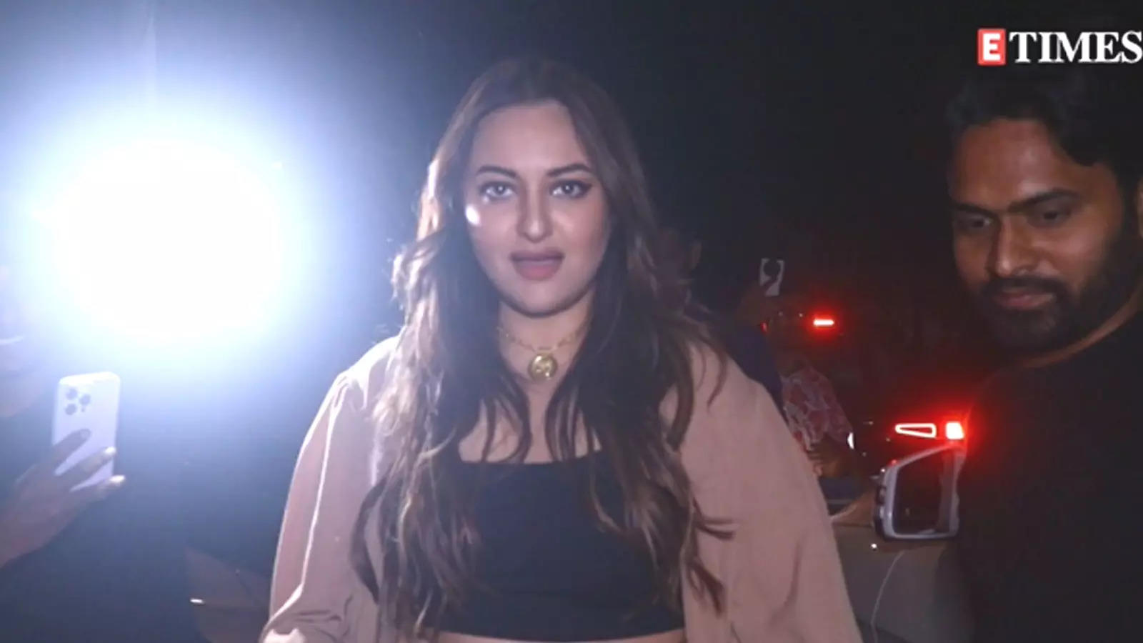 ‘Chal andar baith’: Sonakshi Sinha teases a pap in Bandra, asks him to ...