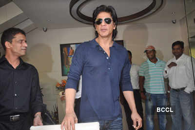 Fans greet SRK on his 46th b'day