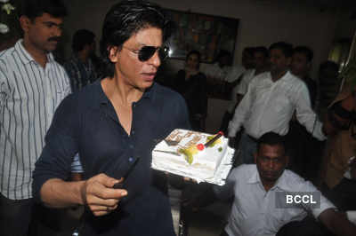 Fans greet SRK on his 46th b'day