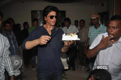 Fans greet SRK on his 46th b'day