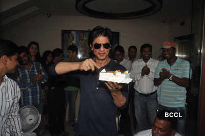 Fans greet SRK on his 46th b'day