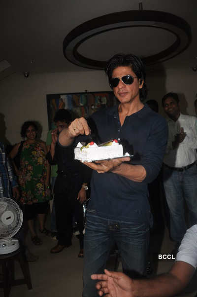 Fans greet SRK on his 46th b'day