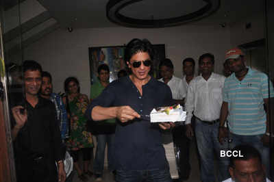 Fans greet SRK on his 46th b'day