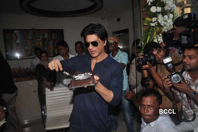 Fans greet SRK on his 46th b'day