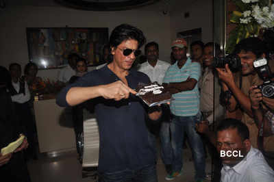 Fans greet SRK on his 46th b'day