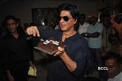 Fans greet SRK on his 46th b'day