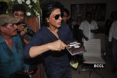 Fans greet SRK on his 46th b'day