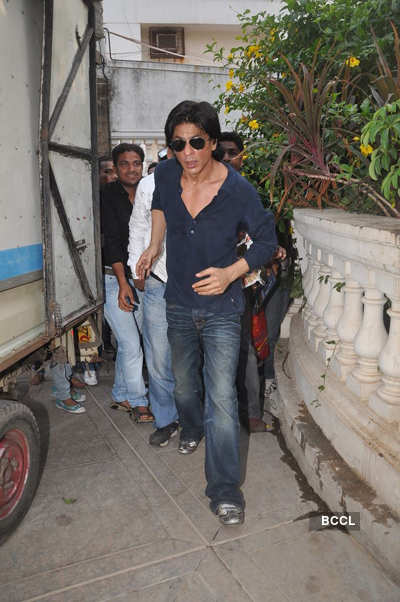 Fans greet SRK on his 46th b'day