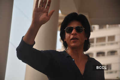 Fans greet SRK on his 46th b'day