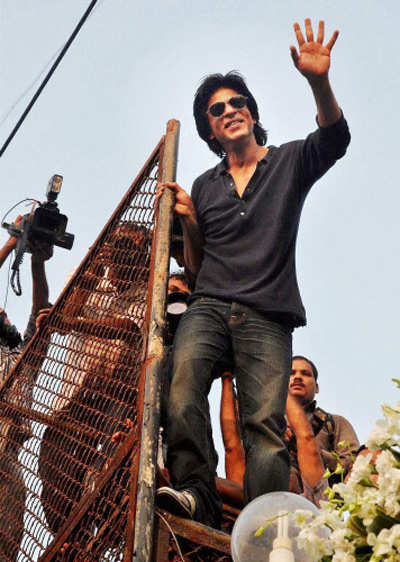 Fans greet SRK on his 46th b'day