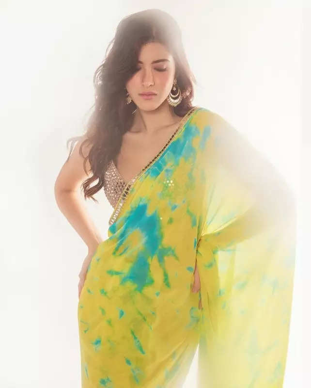 Shanaya Kapoor is the desi girl of your dreams in a vibrant chiffon saree, see pictures