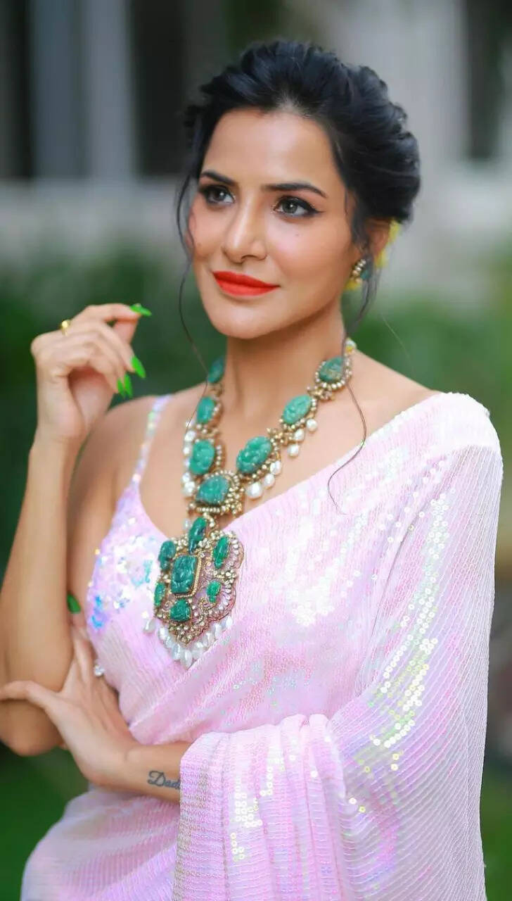 Ashu Reddy radiates in shimmer pink saree | The Times of India