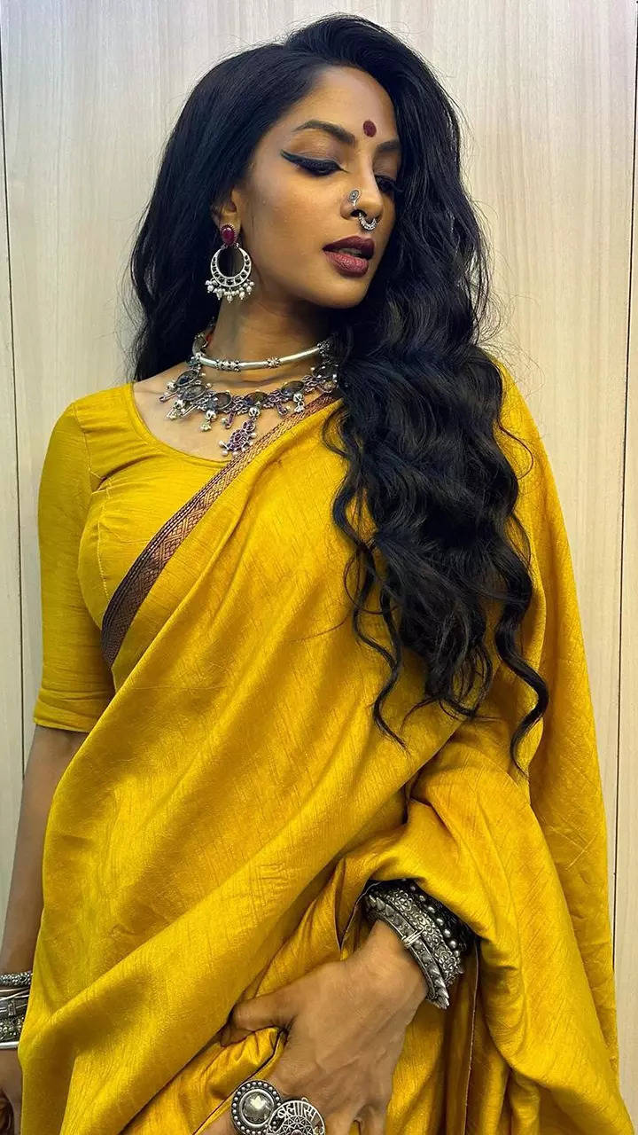 Salaar actress Sriya Reddy radiates ethnic elegance in yellow saree | Times  of India