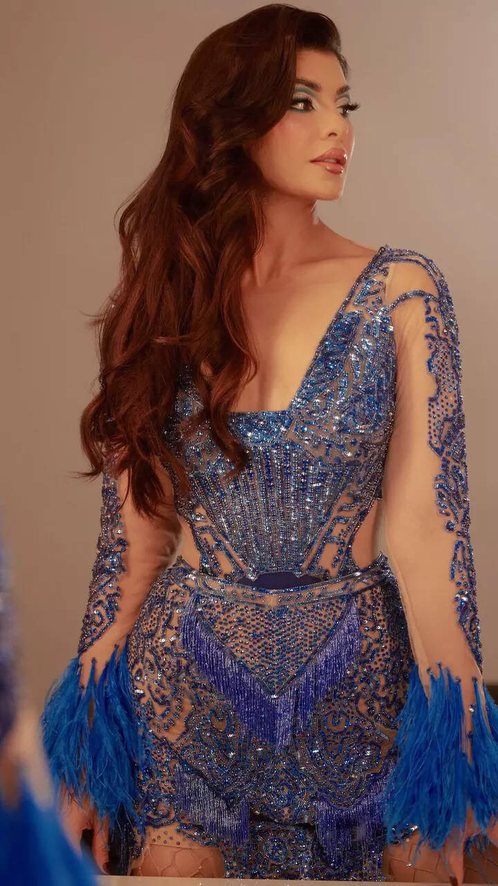 jacqueline fernandez in blue dress In Twos