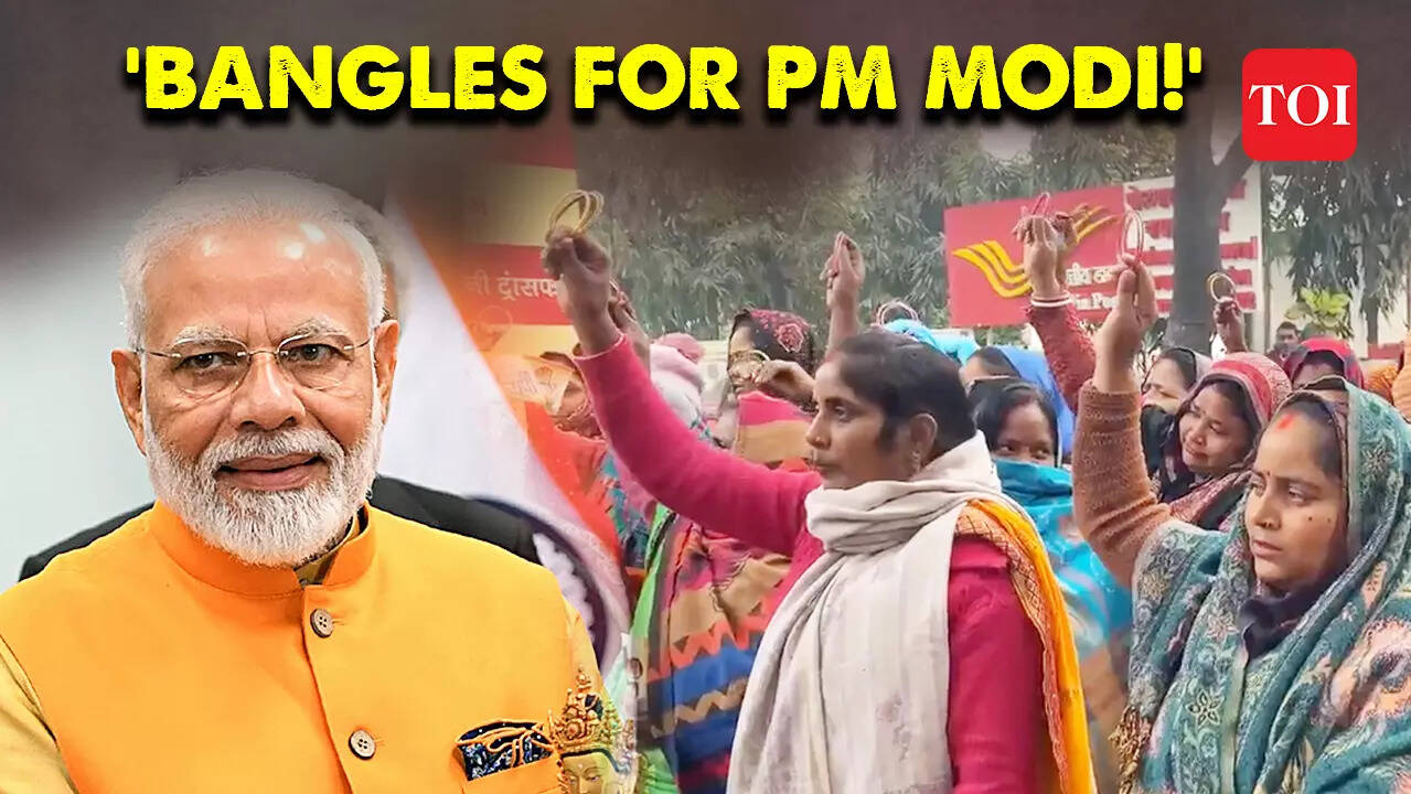 Congress women workers have sent bangles to Prime Minister Narendra Modi, Smriti Rani and other big BJP leaders at the post office in Nadesar, Varanasi