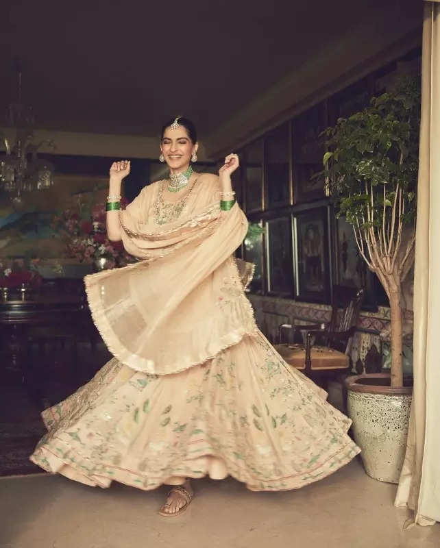 Sonam Kapoor lives her royal dreams in mesmerising ethnic outfits, internet is in love with her pictures