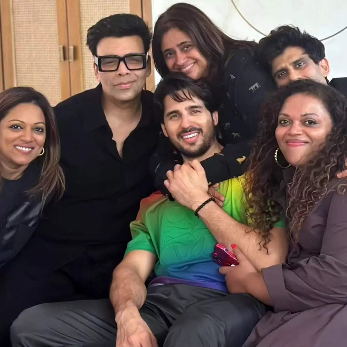 ​Inside Sidharth Malhotra's birthday celebration with Karan Johar, Shakun Batra and friends​