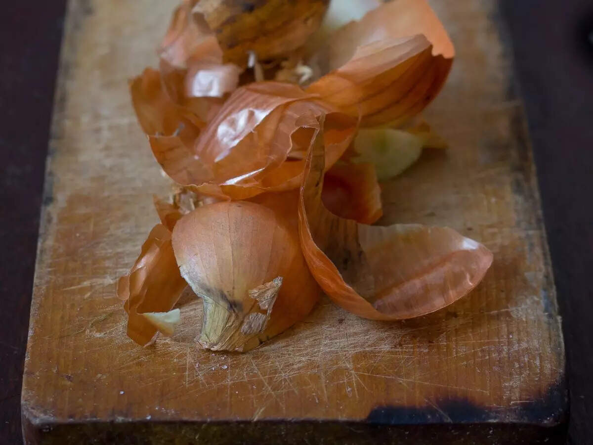 5 Simple ways to reuse garlic and onion peels