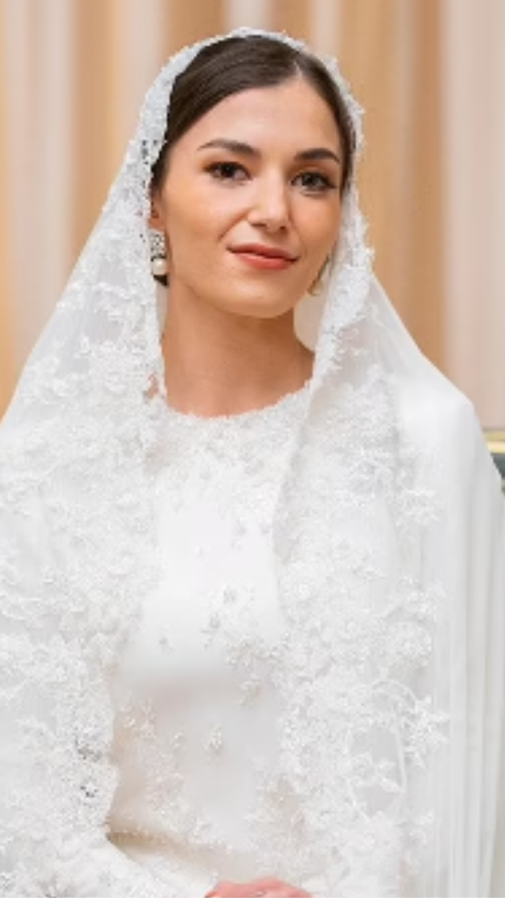 princess of brunei wedding dress What did Brunei's Princess Fadzilah wear for her wedding? The billionaire sultan's daughter donned 3 dazzling dresses along with Queen Saleha's emerald tiara and a bouquet of jewelled 'flowers'
