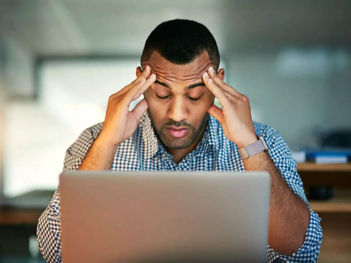 Девушка в стрессе. Женщина в стрессе. Стрессовые волосы. Человек схватился за голову. Синдром хронической усталости.