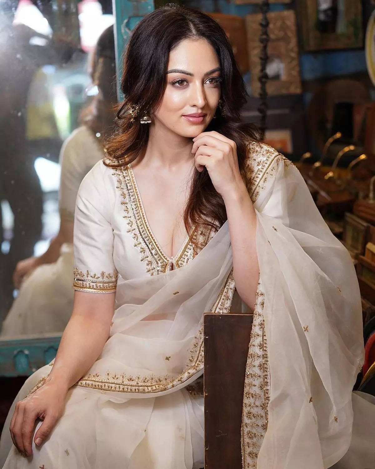 ​Sandeepa Dhar mesmerises with her elegant charm​