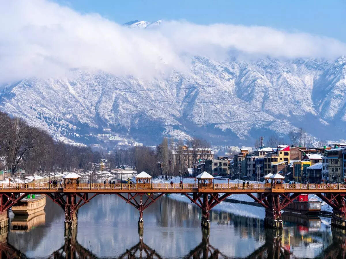 Kashmir: Roads closed, flights cancelled due to heavy snowfall; avalanche alert issued Kashmir: Roads closed, flights cancelled due to heavy snowfall; avalanche alert issued