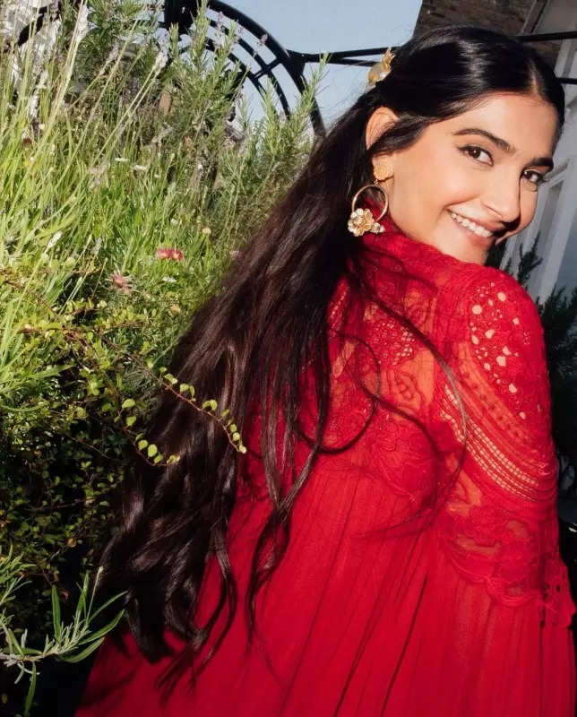 Sonam Kapoor hosts a lavish lunch at her Delhi home, pictures will leave you spellbound