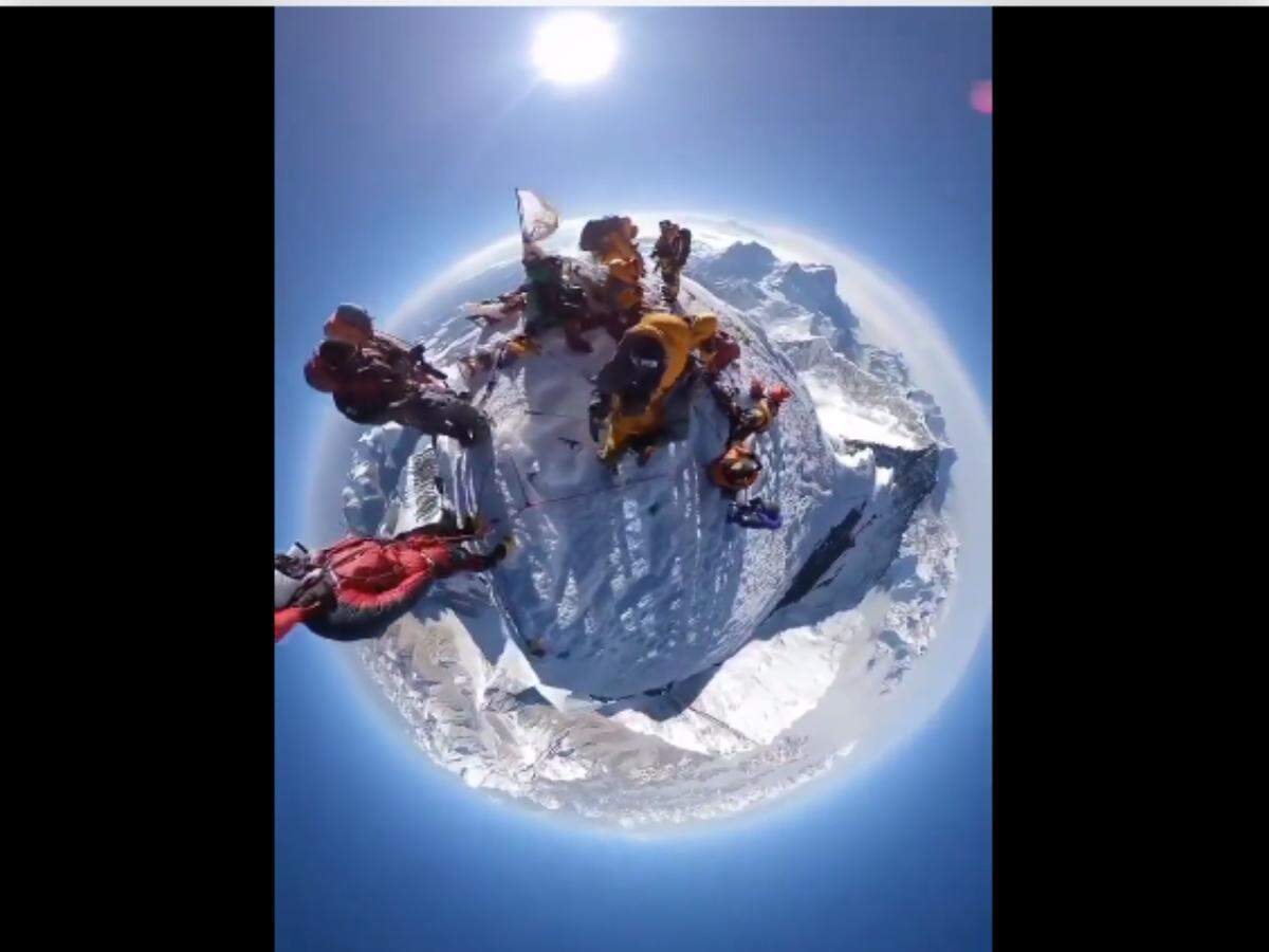 360 degree view from the top of mount everest takes the internet by