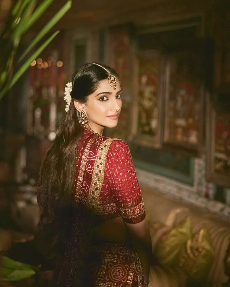 Sonam Kapoor exudes royal vibes in her mother's 35-year-old Gharchola saree