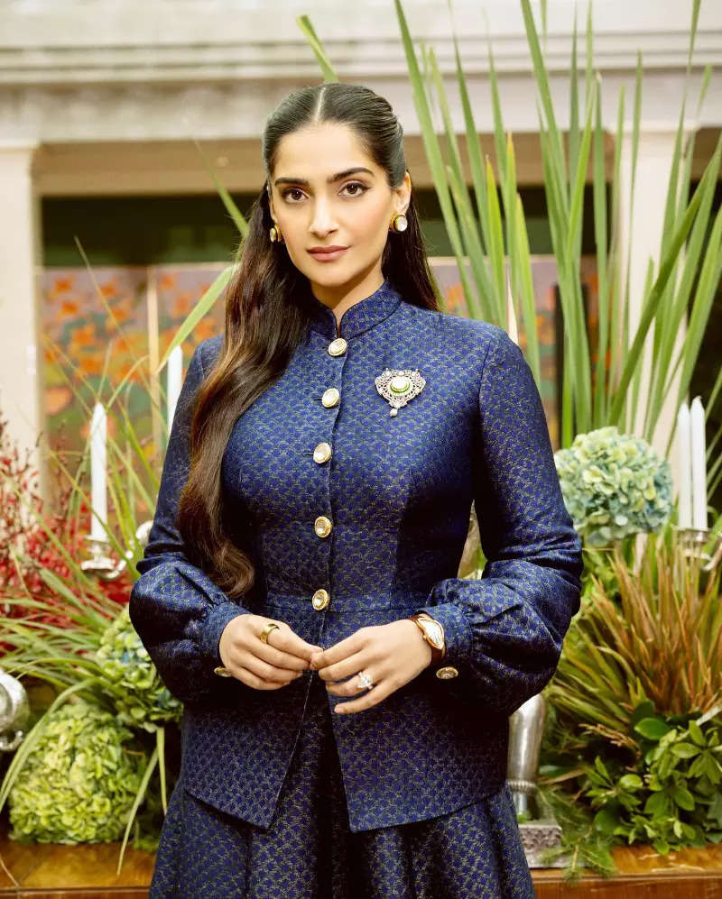 Sonam Kapoor exudes royal vibes in her mother's 35-year-old Gharchola saree