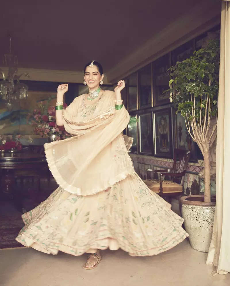 Sonam Kapoor exudes royal vibes in her mother's 35-year-old Gharchola saree