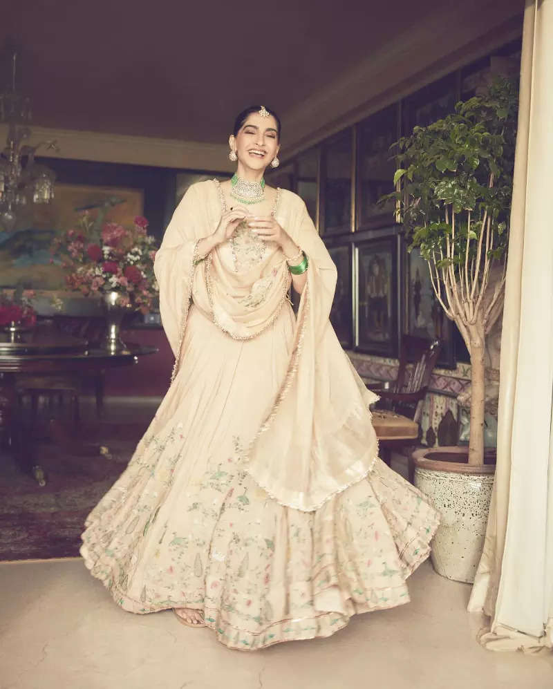 Sonam Kapoor exudes royal vibes in her mother's 35-year-old Gharchola saree