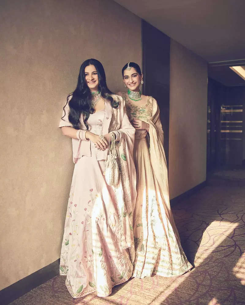 Sonam Kapoor exudes royal vibes in her mother's 35-year-old Gharchola saree