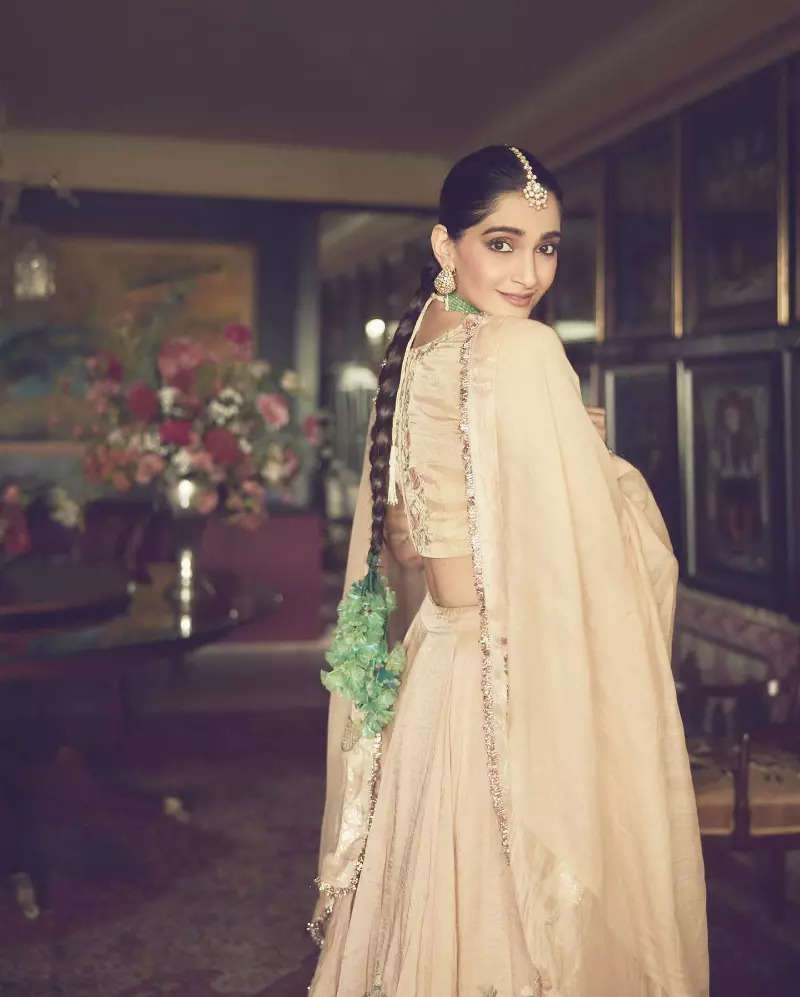 Sonam Kapoor exudes royal vibes in her mother's 35-year-old Gharchola saree