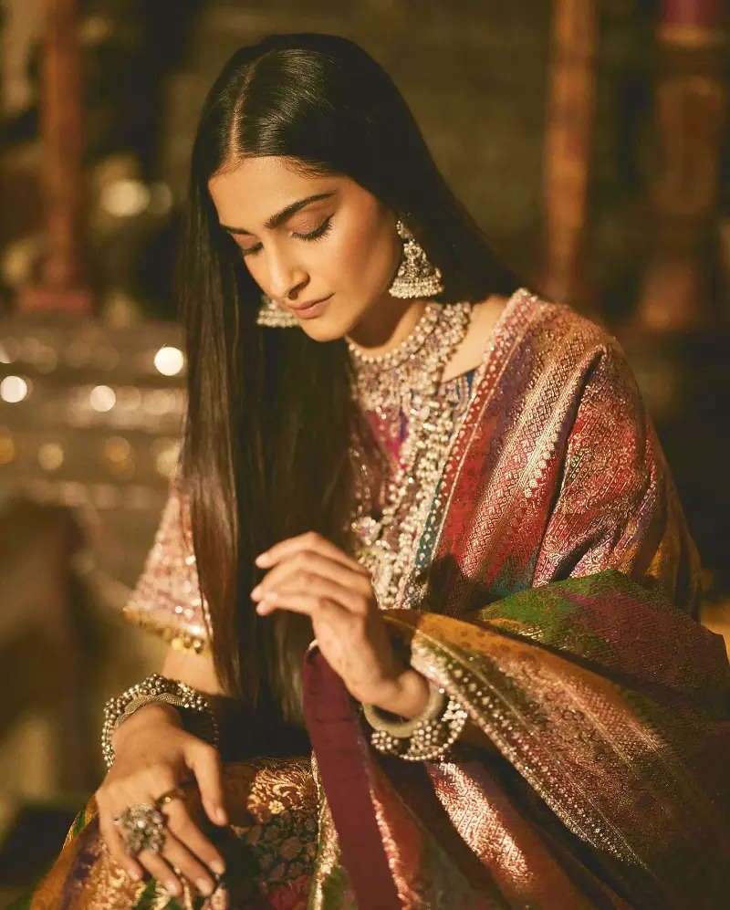 Sonam Kapoor exudes royal vibes in her mother's 35-year-old Gharchola saree