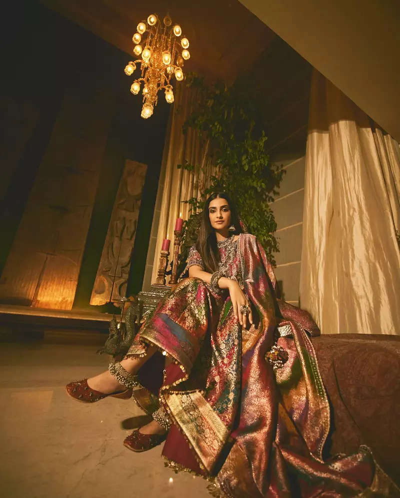 Sonam Kapoor exudes royal vibes in her mother's 35-year-old Gharchola saree