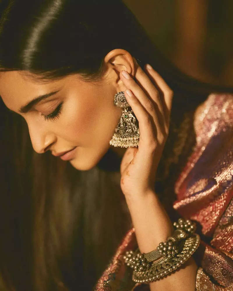 Sonam Kapoor exudes royal vibes in her mother's 35-year-old Gharchola saree