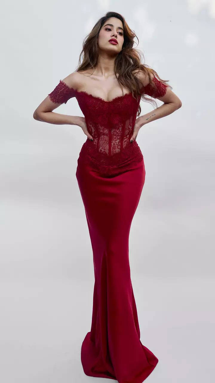 Strapless lace gown in red - Rasario
