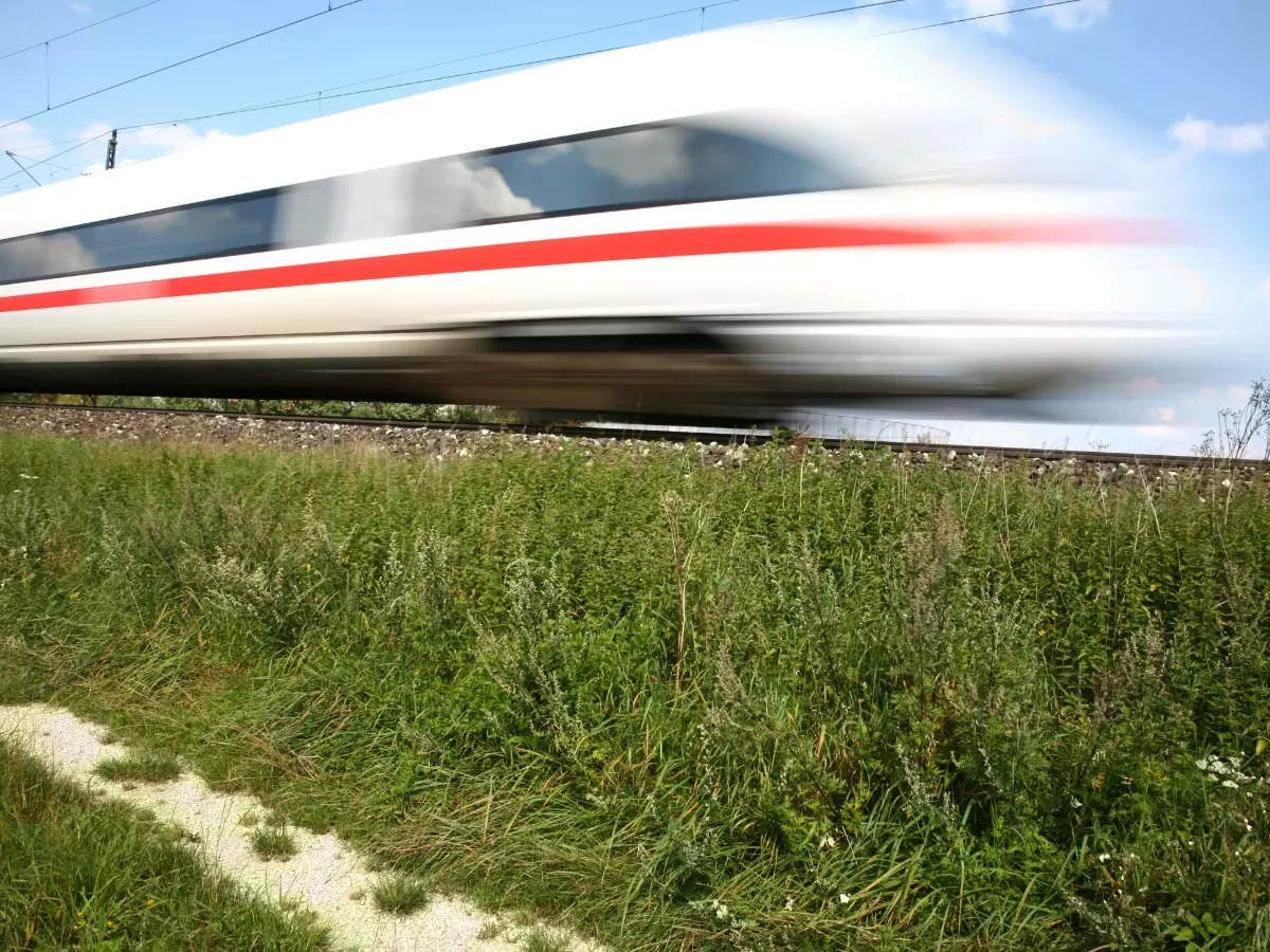 This train is fast. Сапсан Ice 3. Ice 1 поезд. Скоростной поезд смазано. Eurostar Siemens Velaro.