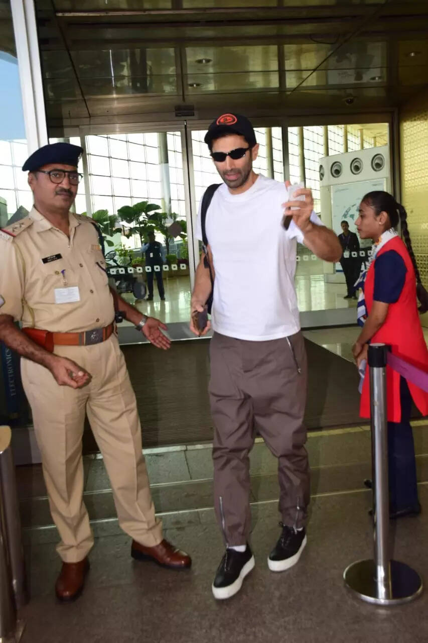 Aditya Roy Kapoor and Ananya Panday spotted at the airport: pics inside