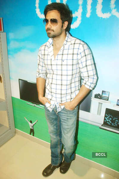 Emraan @ Reliance Digital