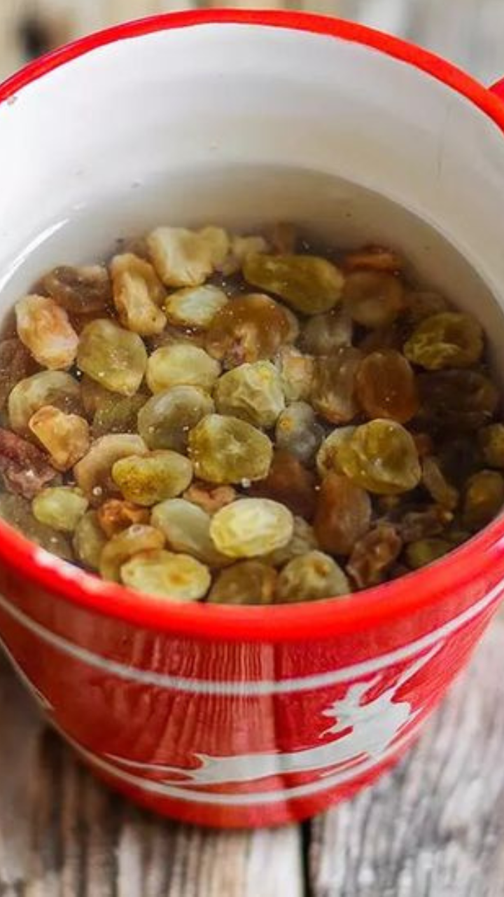 Raisin Water On Empty Stomach: 10 Amazing Benefits of Starting Your Day  With Soaked Raisin Water