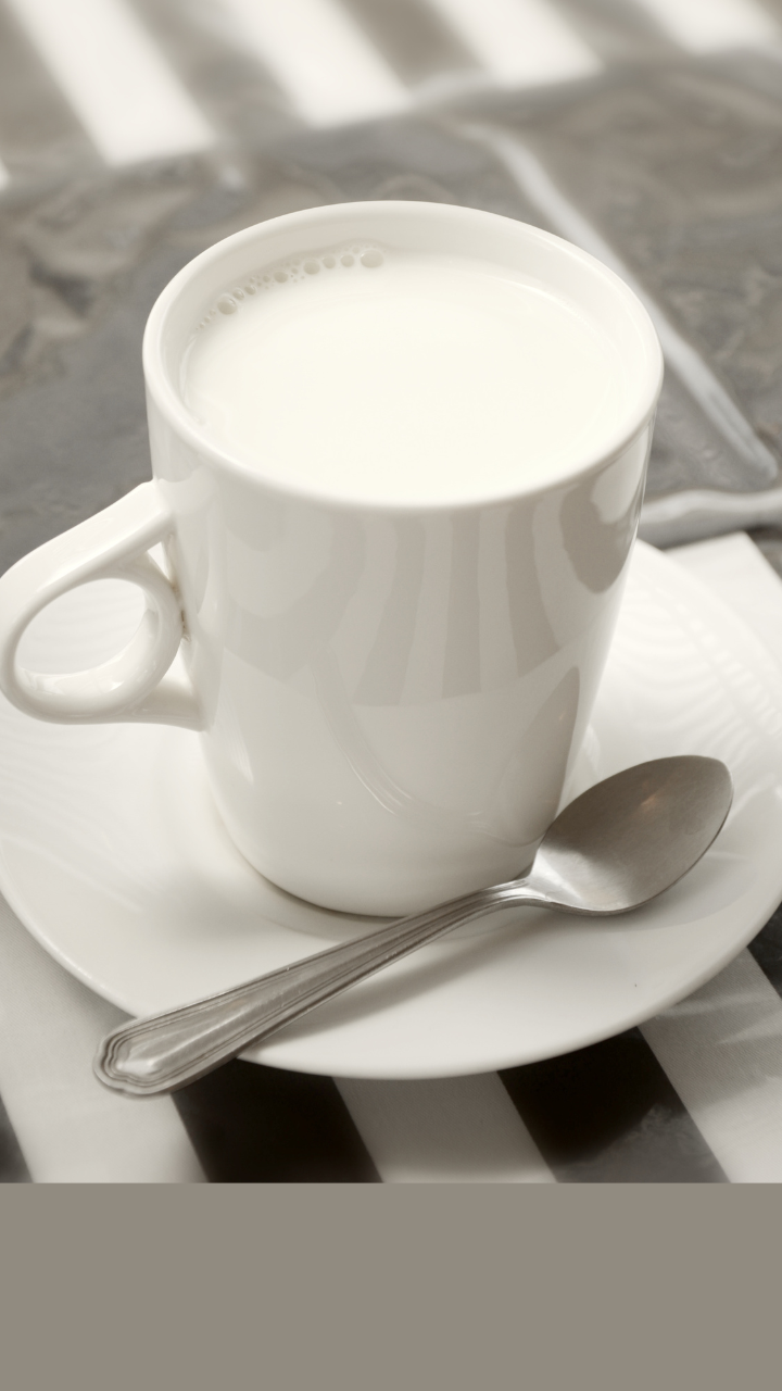 Benefits Of Drinking Hot Milk Before Bed As Per Ayurveda
