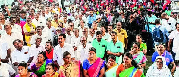 AIADMK protests against new toll gate near Thiruverumbur
