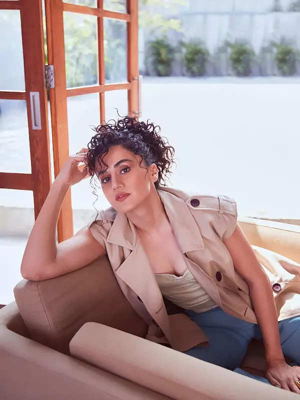 Taapsee Pannu의 스타일 진화: 우아함과 당당함의 패션 연대기