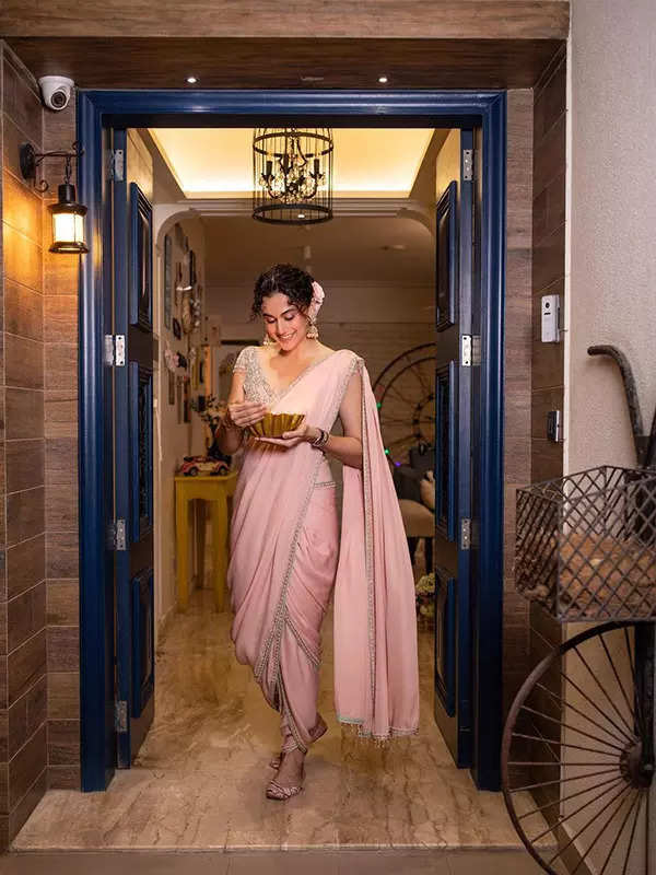 Taapsee Pannu의 스타일 진화: 우아함과 당당함의 패션 연대기