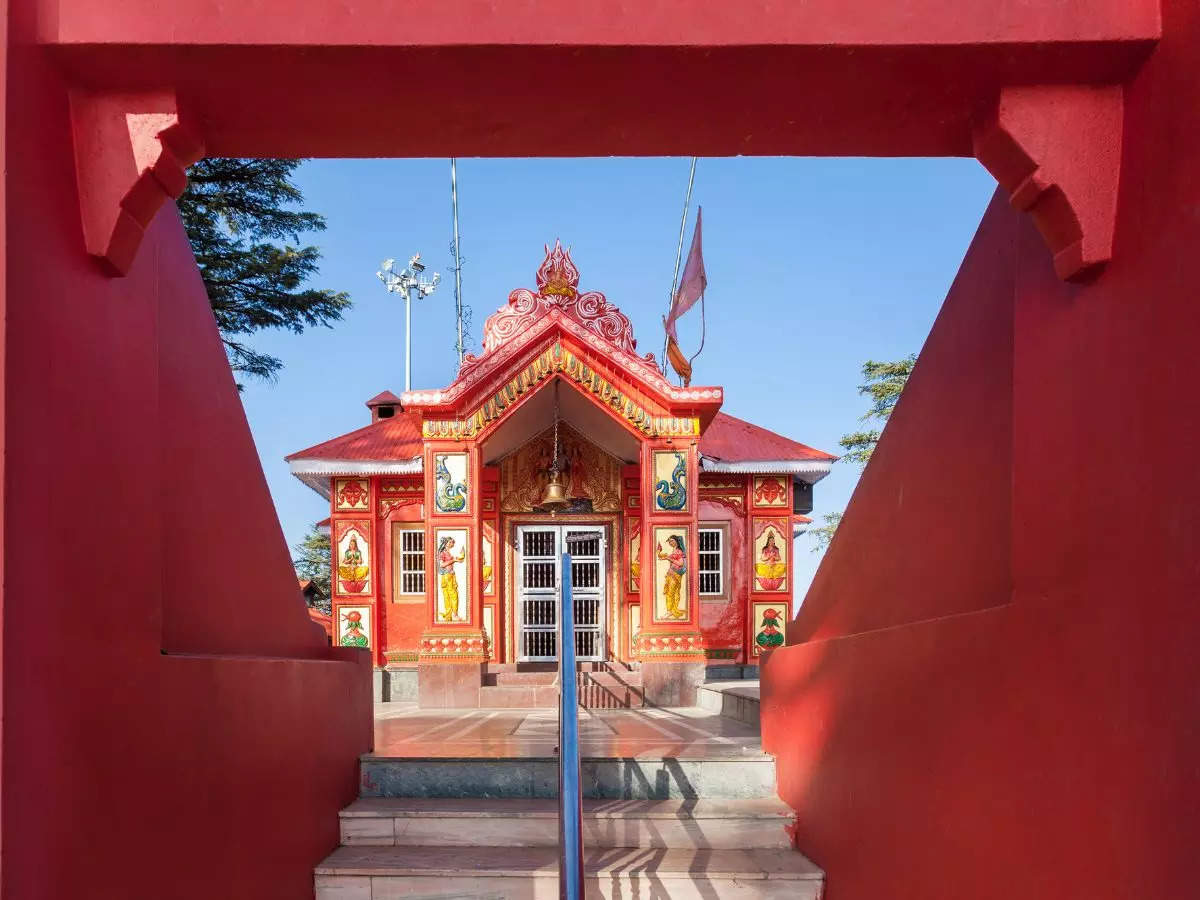 What makes Jakhoo Temple a must-visit attraction in Shimla?